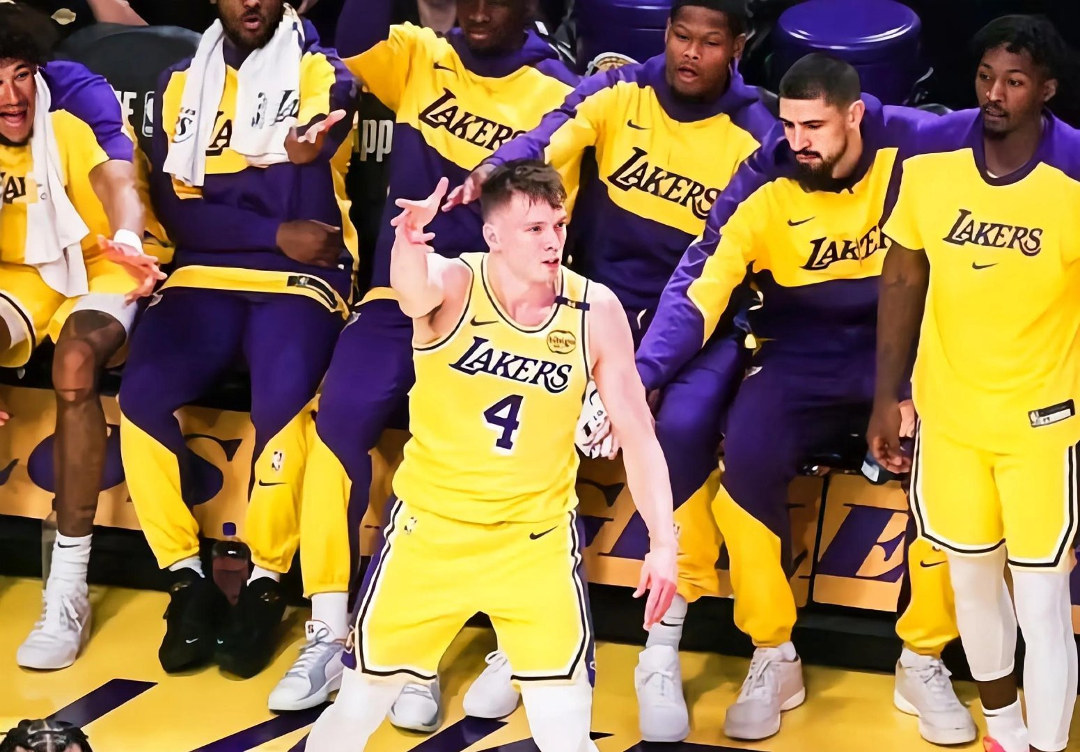 从东契奇爆冷击败掘金到密尔沃基雄鹿围绕中超远射贴柱，Uzi在雄鹿比赛中精彩发挥的简单介绍