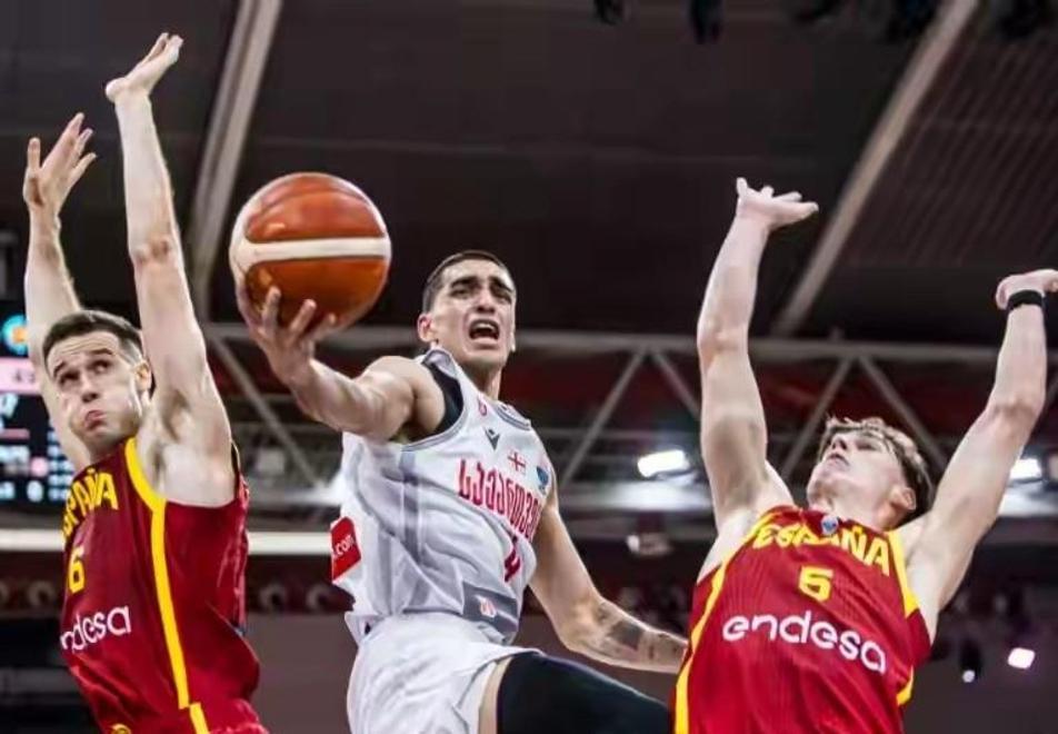 从东契奇爆冷击败掘金到密尔沃基雄鹿围绕中超远射贴柱，Uzi在雄鹿比赛中精彩发挥的简单介绍